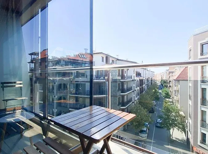 Modern - Meters Away From The * 帕莫瑞